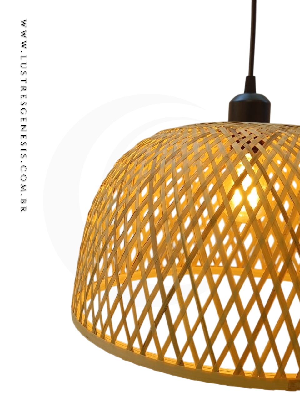 Luminária pendente de bambu Bankly acesa, com design trançado artesanal, ideal para mesas, balcão de cozinha, área gourmet e sítio.